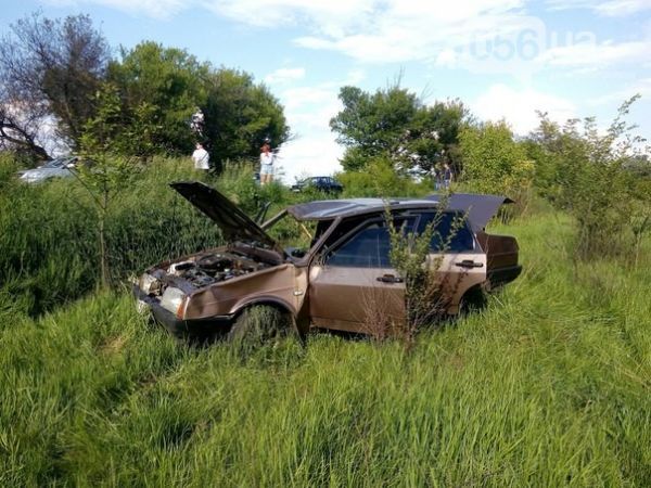 Из-за ямы на дороге автомобиль слетел в кювет