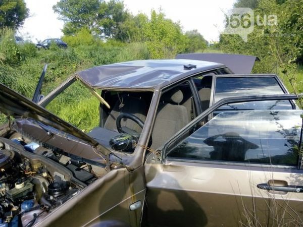 Из-за ямы на дороге автомобиль слетел в кювет