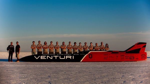 Габаритная длина Venturi VBB-3 — 11 метров. Кузов сделан из углепластика.