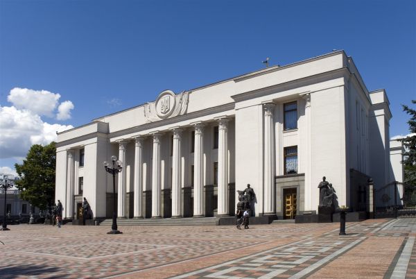 Глава Верховной Рады подписал закон о снижении акцизов на б/у иномарки