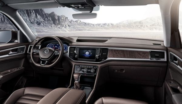 Полностью цифровая приборка Virtual Cocpit устанавливается только на топовые версии VW Atlas и VW Teramont. Базовые модификации получат стрелочные комбинации приборов.
