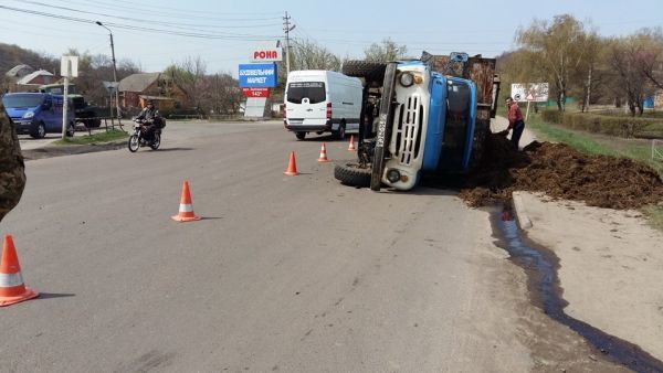 ДТП. Ромни. 12.04.2016. Перекинулася вантажівка з навозом.