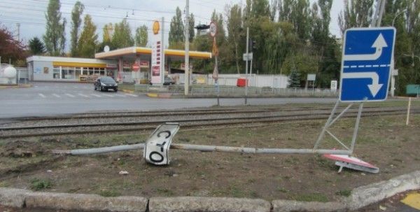 Служба автодоріг просить людей не руйнувати дорожні знаки
